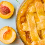 Recette de tourte aux pêches maison : préparation et ingrédients détaillés pour un dessert traditionnel.