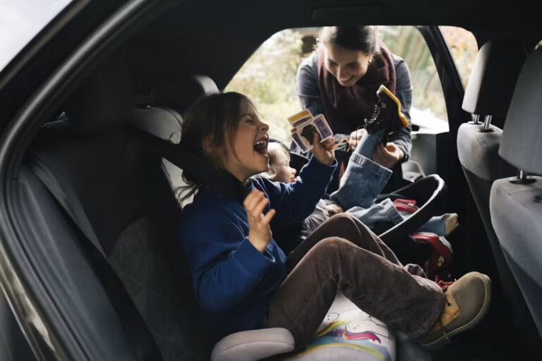 Trajets de vacances : les enfants et les conflits fréquents en voiture pendant les déplacements.