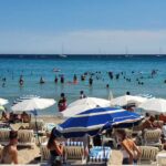 Transats réinstallés sur la Grande plage de La Ciotat malgré l&rsquo;interdiction en vigueur.