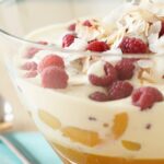 Recette de trifle géant aux mangues, framboises et noix de coco à découvrir en cuisine
