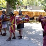 Les légionnaires romains réalisent une démonstration à la Verrerie de Trinquetaille à Arles.