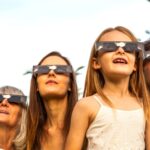 Protection des yeux des enfants recommandée lors de l’éclipse solaire du 12 août 2026.