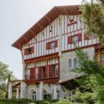 Sept musées à visiter au Pays basque, entre France et Espagne, pour une immersion culturelle.
