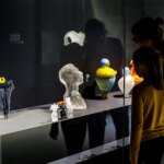 Le MusVerre de Sars-Poteries valorise la création verrière et le travail des artisans.