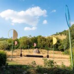 À Giverny, les œuvres de Buren interagissent avec les paysages de Monet.