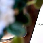 Anthropic suscite des interrogations sur sa stratégie de croissance dans l’IA.