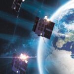 Eutelsat accélère son développement industriel malgré des défis financiers persistants.