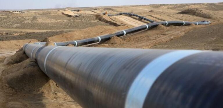 Le Brent chute sous 80 dollars, entraînant des répercussions sur le marché pétrolier mondial.