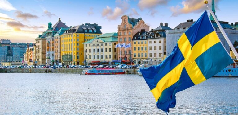 La Riksbank maintient ses taux d’intérêt tout en restant attentive aux évolutions économiques.