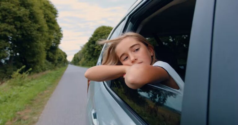 Les enfants perçoivent la fin des vacances malgré l’absence de discussion officielle.