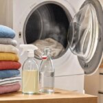 Vaporiser du vinaigre sur les vêtements avant le sèche-linge réduit les odeurs et l’électricité statique.
