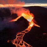Éruption de l&rsquo;Etna : vols annulés et navettes à 700 euros pour les touristes bloqués.