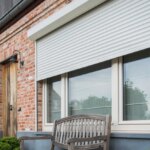 Le coût d’installation des volets, une solution efficace contre la chaleur.