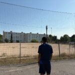 État catastrophique du stade d’enfance d’Éric Cantona à Marseille, sans entretien.