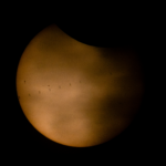 La Station spatiale internationale interrompt l&rsquo;éclipse solaire dans une image saisissante.