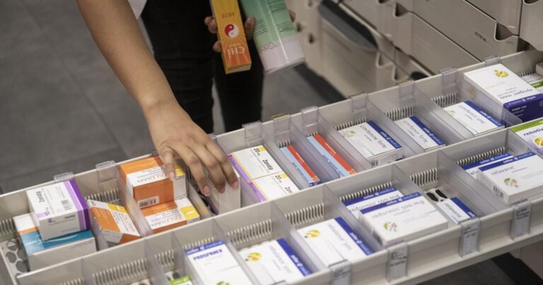 Rabais sur les médicaments : le Parlement dénonce un vol organisé dans le secteur sanitaire.