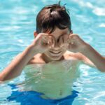 Yeux rouges après la piscine : quand consulter un professionnel de santé ?