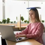 Une étude révèle que se tenir droit peut améliorer l’humeur et la prise de décision.