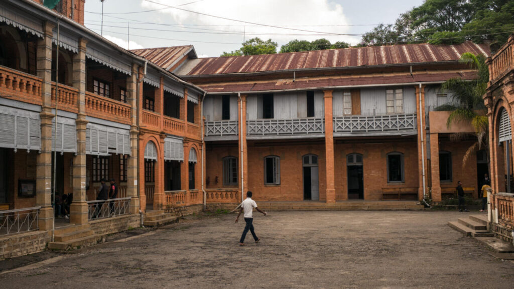 À Madagascar, des enseignants précaires financés par les parents d’élèves pour l’éducation.