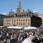 Braderie de Lille : installation progressive des stands par les exposants locaux.