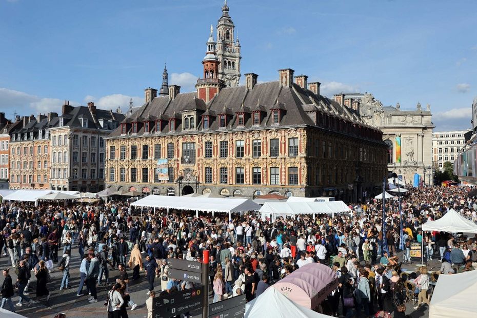 Braderie de Lille : installation progressive des stands par les exposants locaux.