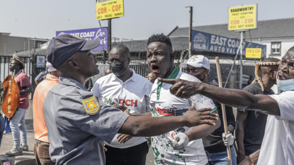 Xénophobie en Afrique du Sud : tensions croissantes à Durban entre manifestants et autorités.