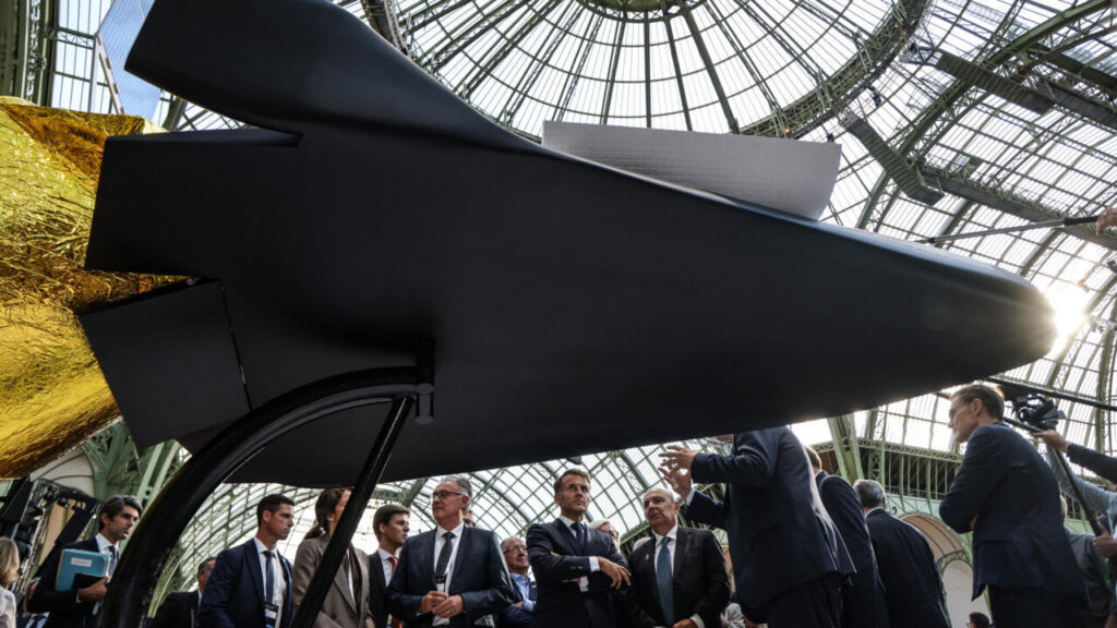 Macron souligne la nécessité d’une gouvernance partagée lors du sommet sur l’espace.