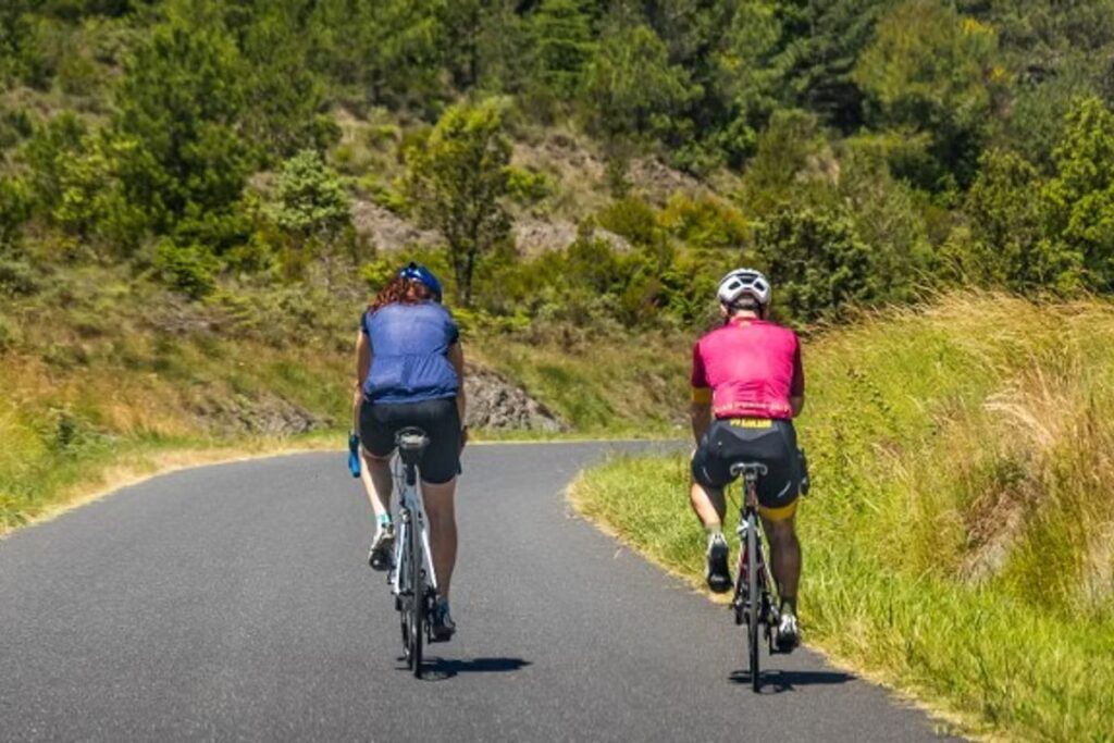 Un cycliste abandonne une passagère lors d’une sortie à vélo en France.
