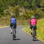 Un cycliste abandonne une passagère lors d’une sortie à vélo en France.