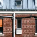 Colère croissante des locataires face aux conditions de vie insupportables dans les logements bouilloires.