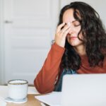 Après une nuit blanche, des chercheurs explorent d’autres solutions contre le brouillard mental.