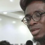Exposition « Les Deux » du photographe Ibrahima Ndoye à Dakar explore les relations humaines.