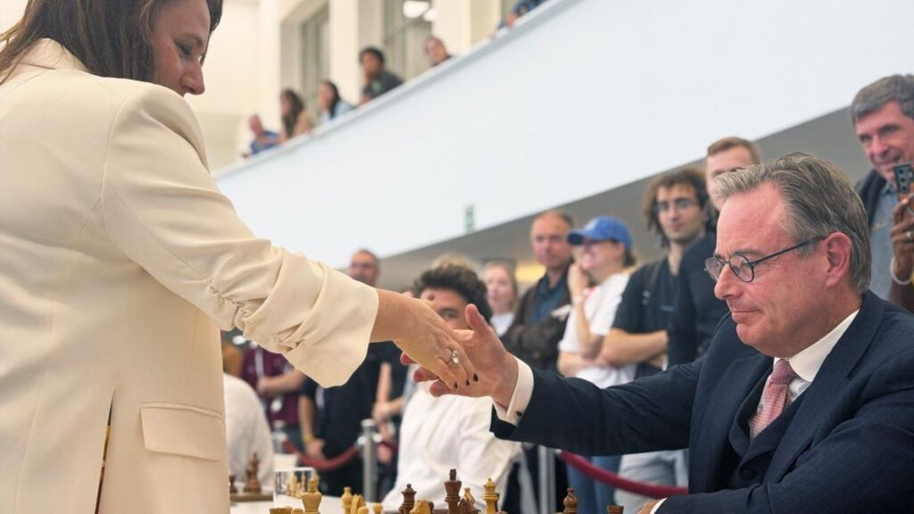 Bart De Wever battu par Judit Polgár lors d’un match d’échecs compétitif
