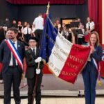 Le drapeau patriotique de Lillers remis à Jaouenn, 14 ans, lors d&rsquo;une cérémonie officielle.