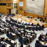 Des responsables politiques utilisent l’IA pour rédiger des textes sans transparence, selon une étude.