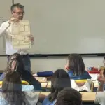 Un maire remplace un enseignant absent, exprimant son mécontentement face à la situation.
