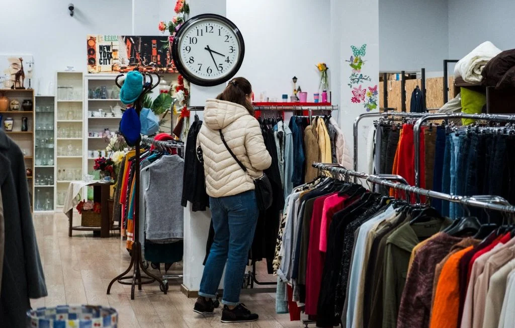 Concurrence accrue de Vinted pousse les friperies à adapter leur modèle économique.