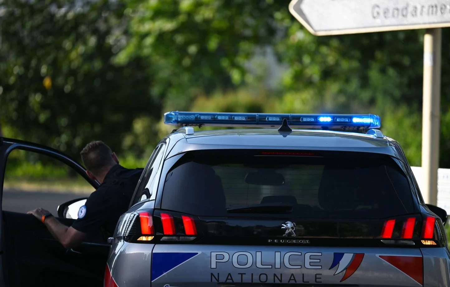 Un homme tué par balle près de Lyon, enquête ouverte par la police nationale.