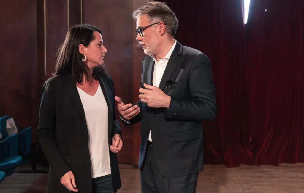 Olivier Faure cède la direction du Parti socialiste à Johanna Rolland lors de la primaire.
