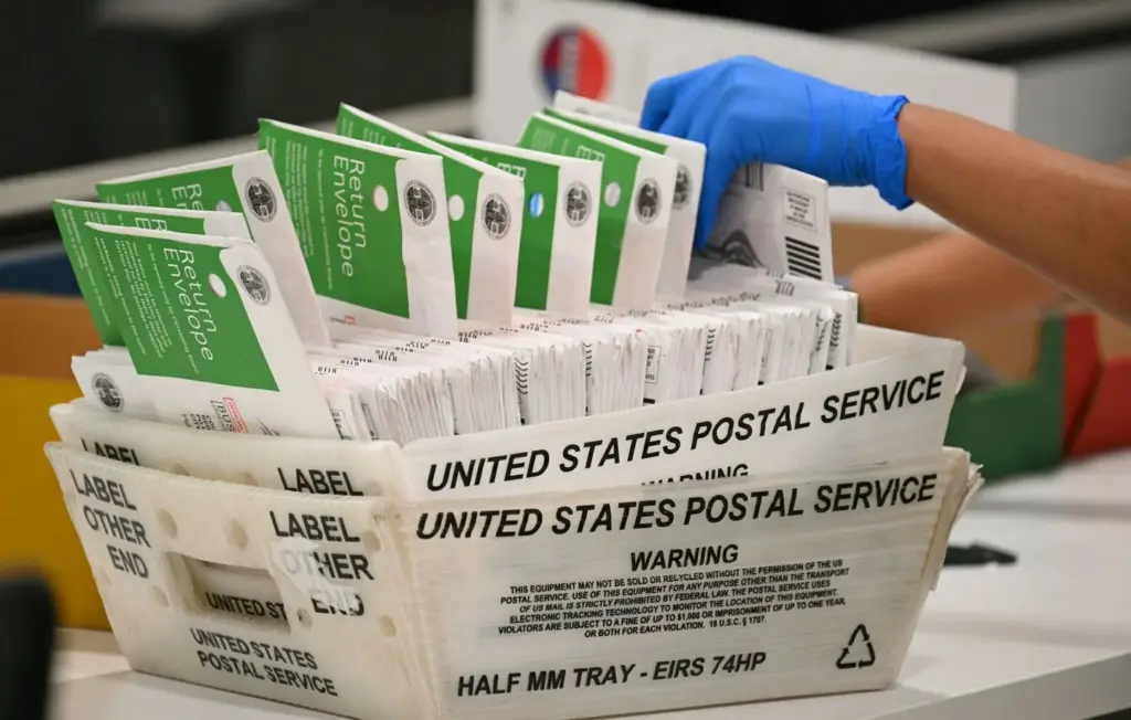 Incertitudes sur le vote par correspondance aux États-Unis après le décret de Trump et blocage judiciaire