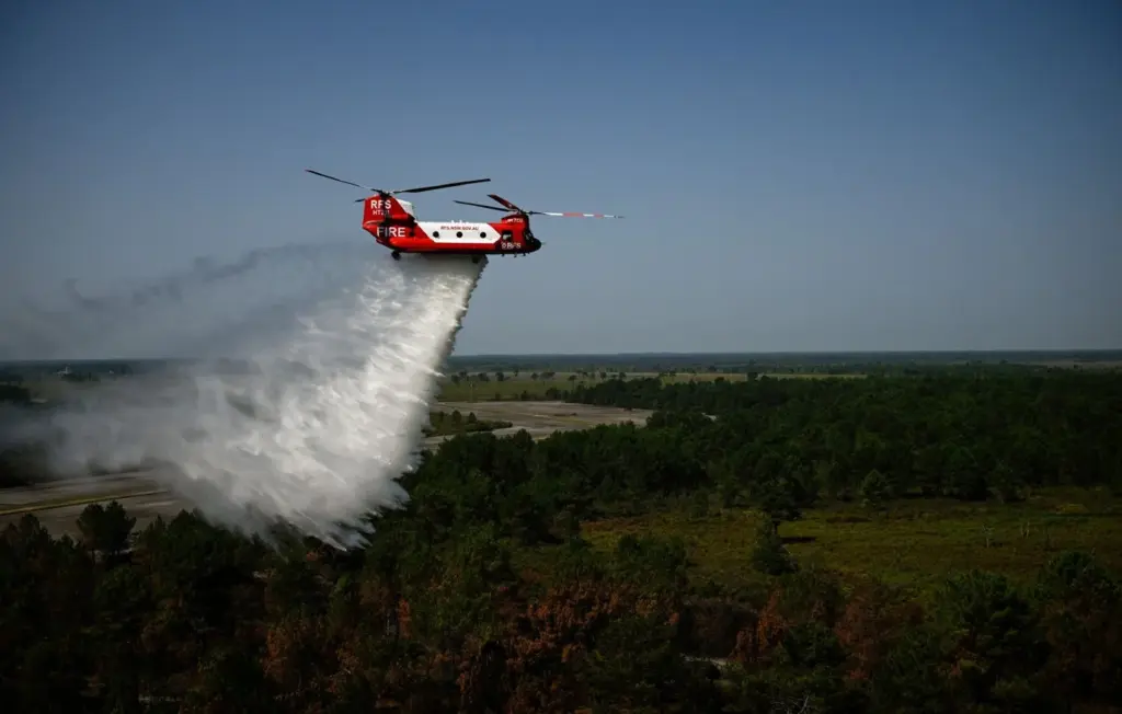 Pyrénées-Atlantiques : un hélicoptère Chinook déployé pour lutter contre l’incendie en vallée d’Aspe