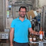Nicolas Gueniffey, négociant en vin, personnalise des bouteilles pour ses clients.