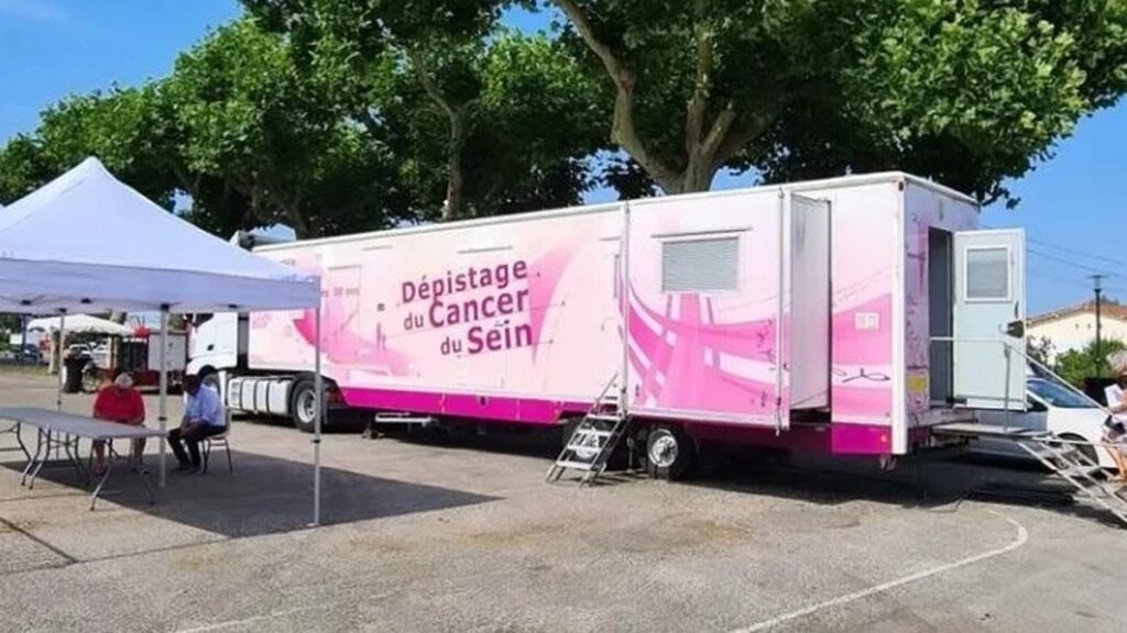 Le Mammobile stationne sur le territoire pour sensibiliser à la santé mobile.