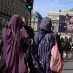 Marine Le Pen propose l&rsquo;interdiction du voile islamique, suscitant des tensions politiques en France.
