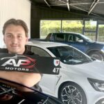 Alexandre, 19 ans, surmonte une paralysie et lance son entreprise avec succès.