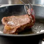 Techniques culinaires : obtenir une croûte croustillante sur le steak à la maison.