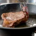 Techniques pour obtenir une croûte croustillante sur le steak selon des chefs cuisiniers.
