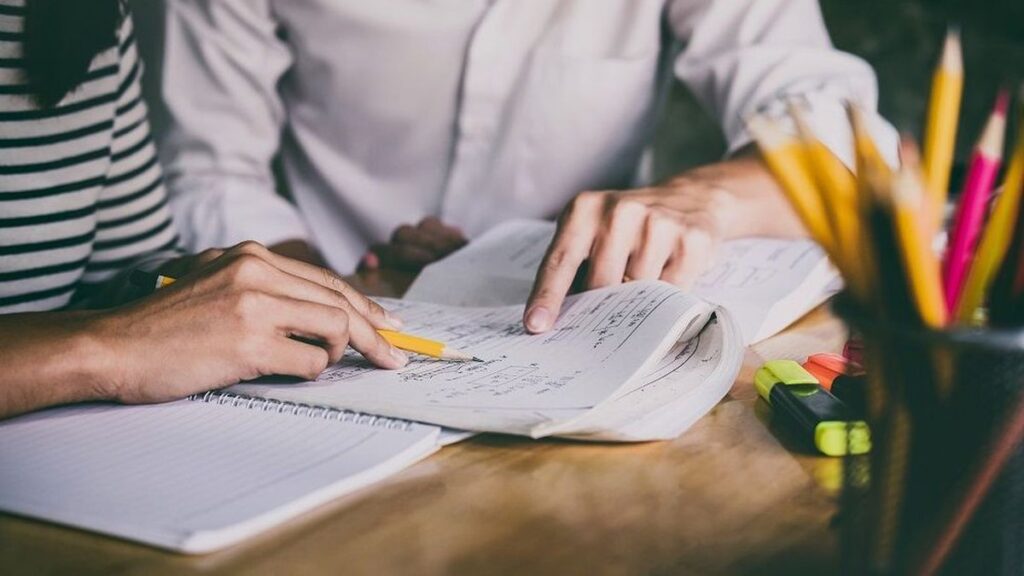 L’illettrisme freine l’accès à l’emploi en France, selon un rapport de l’INSEE.