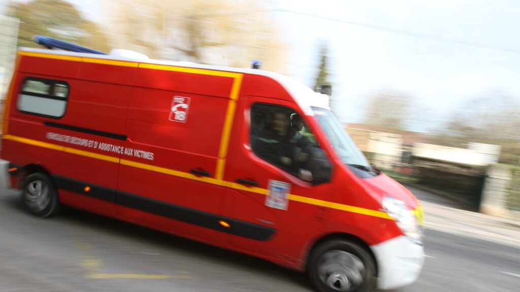 Un patron d’autocar blesse deux grévistes en fonçant sur eux à Paris.