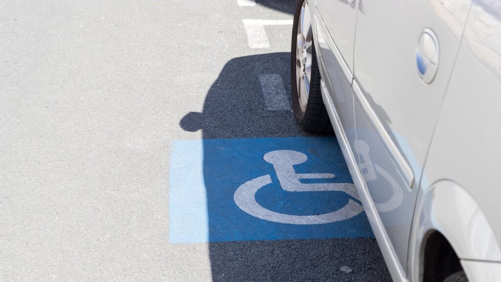 Emmanuel Macron annonce des mesures pour une société accessible aux personnes en situation de handicap.